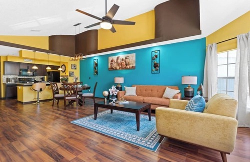 Royal Palm Bay Apartamento | Orlando/Kissimmee Polynesian Inspired Oasis with Pool, Minutes from Disney.