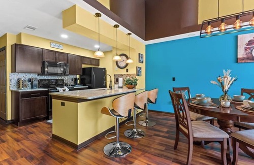 Royal Palm Bay Apartamento | Orlando/Kissimmee Polynesian Inspired Oasis with Pool, Minutes from Disney.