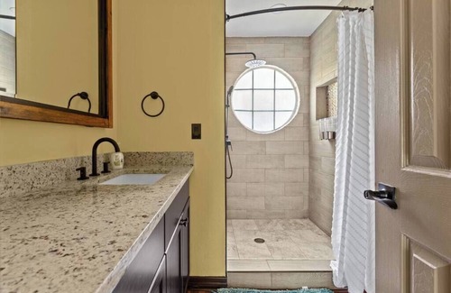 Royal Palm Bay Apartamento | Orlando/Kissimmee Polynesian Inspired Oasis with Pool, Minutes from Disney.