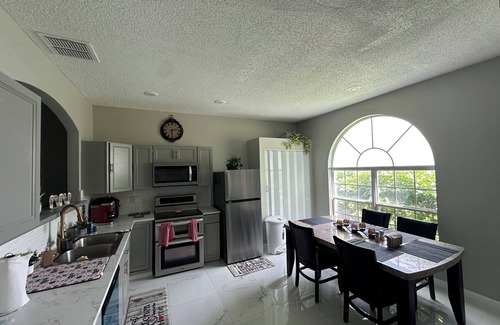 Orlando Casa | Orlando Lakefront Pool Home, 25 min from Disney & Universal, 15 min from Airport