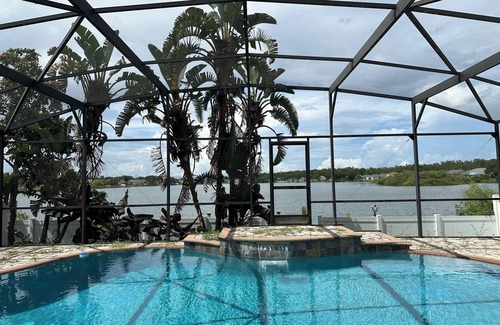 Orlando Casa | Orlando Lakefront Pool Home, 25 min from Disney & Universal, 15 min from Airport