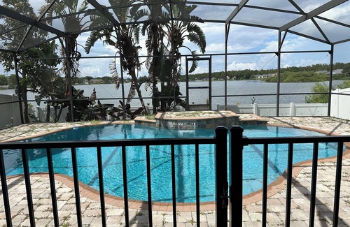 Orlando Casa | Orlando Lakefront Pool Home, 25 min from Disney & Universal, 15 min from Airport