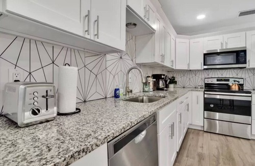 Englewood Park Apartamento | Orlando Pool House Vacation Home | Pet Friendly