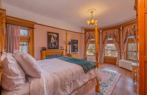 Pueblo Casa | Orman Mansion - Pueblo's Most Luxurious Stay