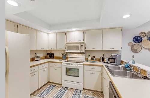 Glenwood Condominio | Penthouse Retreat in Oceanfront Bldg with pool, garage parking and sunset views.