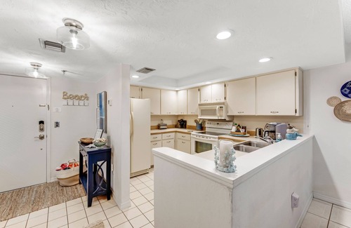 Glenwood Condominio | Penthouse Retreat in Oceanfront Bldg with pool, garage parking and sunset views.