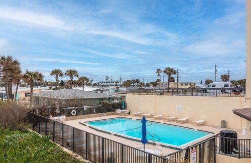 Glenwood Condominio | Penthouse Retreat in Oceanfront Bldg with pool, garage parking and sunset views.