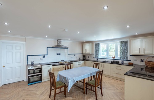 Castle Douglas Cabaña | Ornockenoch House - a house that sleeps 14 guests in 7 bedrooms
