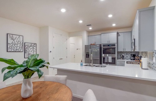 Casas Adobes Casa | Oro Valley / Office / Fenced / 2 BR 2BA / Garage