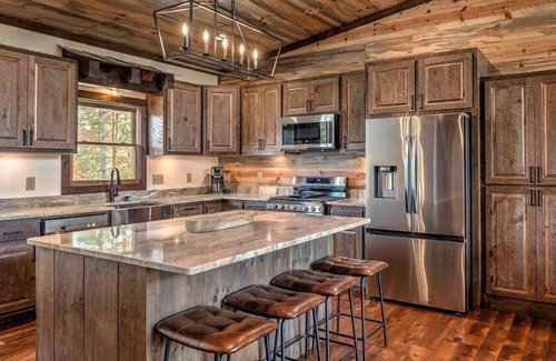 Mineral Bluff Cabina | Oscar & Friends Retreat - Pet Friendly | Arcade Games | Hot Tub