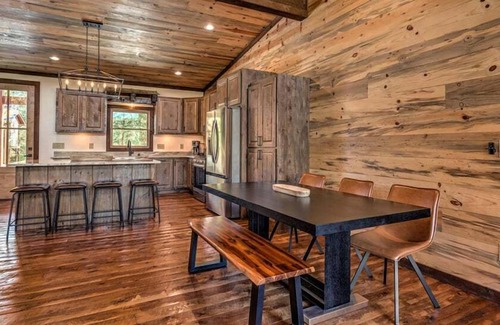 Mineral Bluff Cabina | Oscar & Friends Retreat - Pet Friendly | Arcade Games | Hot Tub