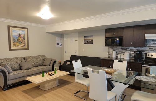 Abbotsford Casa | Oscar INN & 2BD Guest Suite