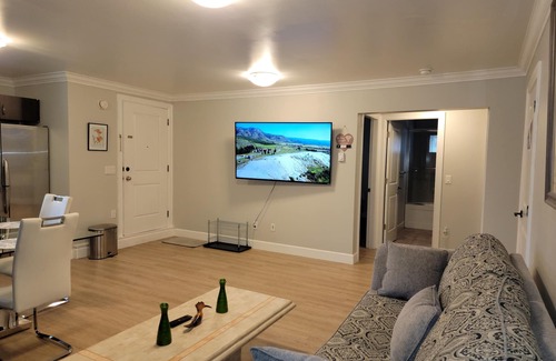 Abbotsford Casa | Oscar INN & 2BD Guest Suite