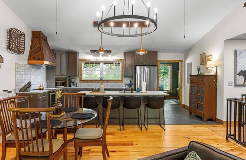 Wiley Cabina | Oscar's Hideout - Sweet Hidden Gem Close to Downtown Clayton