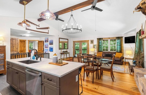 Wiley Cabina | Oscar's Hideout - Sweet Hidden Gem Close to Downtown Clayton