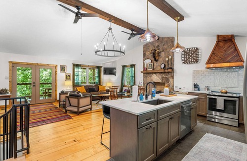 Wiley Cabina | Oscar's Hideout - Sweet Hidden Gem Close to Downtown Clayton