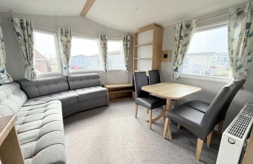 Selsey Otro | Oscars Inn, West Sands, Seal Bay Resort