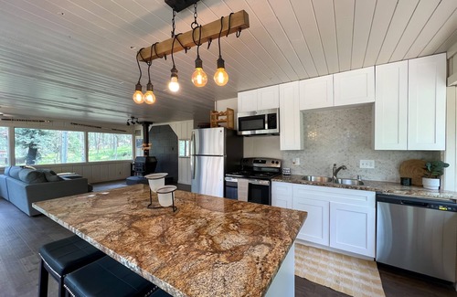 Angel Fire Cabina | El Osito - Mountain home on a wooded acre with hot tub & fire pit