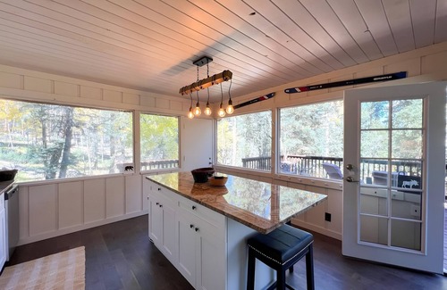 Angel Fire Cabina | El Osito - Mountain home on a wooded acre with hot tub & fire pit