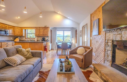 Blairsville Cabina | Osprey: Family Cabin, Hot Tub, Game Room, Theater
