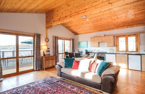 Tattershall Cabaña | OSPREY LODGE, pet friendly in Tattershall Lakes Country Park