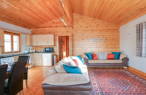 Tattershall Cabaña | OSPREY LODGE, pet friendly in Tattershall Lakes Country Park