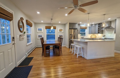 Osterville Casa | Beautifully renovated Osterville home, beach pass included