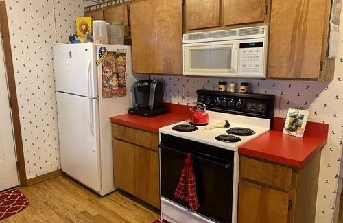 Gaylord Casa | Lakefront Cottage Getaway