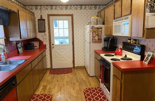 Gaylord Casa | Lakefront Cottage Getaway