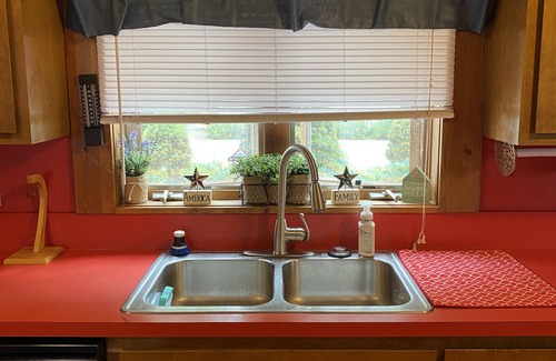 Gaylord Casa | Lakefront Cottage Getaway