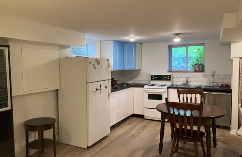 Alta Vista Casa | Ottawa apt beside park & close to Bank St. Great for couples with kids/pets