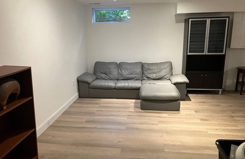 Alta Vista Casa | Ottawa apt beside park & close to Bank St. Great for couples with kids/pets