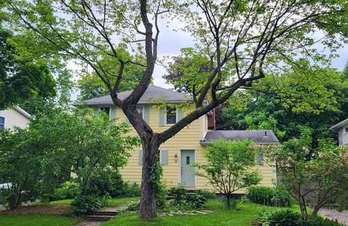 Manor Park Casa | Ottawa Ontario 4 Kilometers from City Month of July Beautiful Manor Park 5 Bed