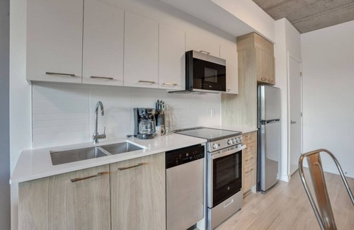 Industrial Park Apartamento | Chic Urban 1BR Apt with Balcony and Skyline Views