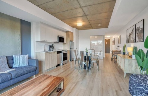 Industrial Park Apartamento | Chic Urban 1BR Apt with Balcony and Skyline Views