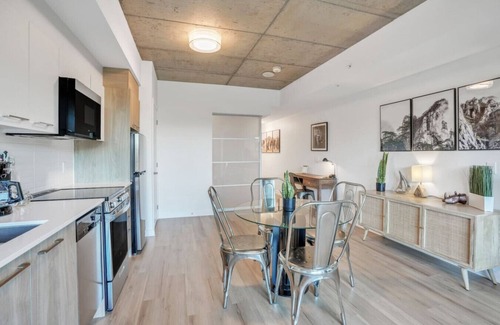 Industrial Park Apartamento | Chic Urban 1BR Apt with Balcony and Skyline Views