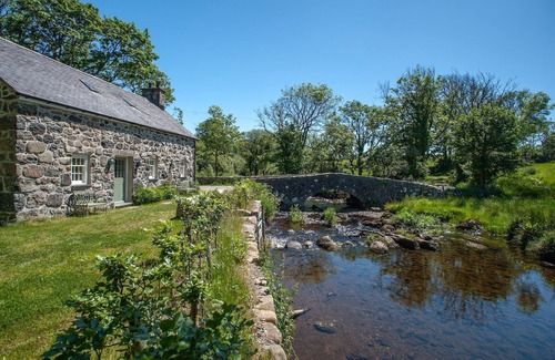 Llwyndyrys Cabaña | Otter Cottage - sleeps 6 guests in 3 bedrooms