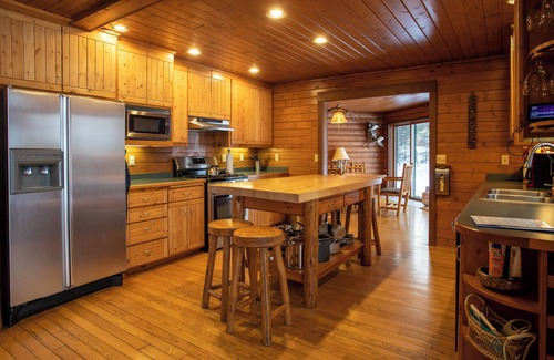 Hayward Cabina | Otter Cove Lodge: Serene Lakefront Retreat w/ Kayaks, Fireplaces, & Room for 10