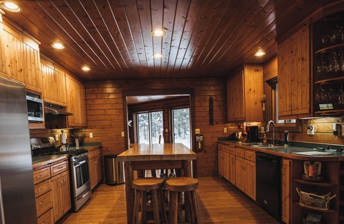 Hayward Cabina | Otter Cove Lodge: Serene Lakefront Retreat w/ Kayaks, Fireplaces, & Room for 10