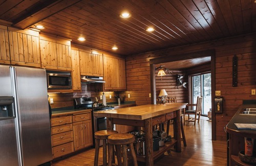 Hayward Cabina | Otter Cove Lodge: Serene Lakefront Retreat w/ Kayaks, Fireplaces, & Room for 10