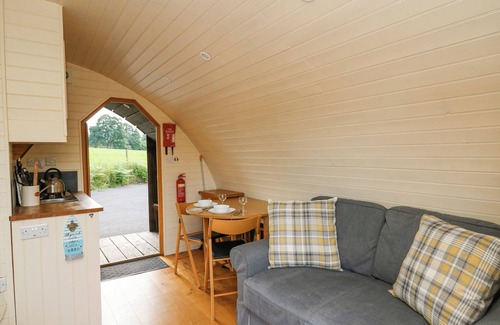 Llangammarch Wells Cabaña | OTTER, pet friendly, with a garden in Beulah