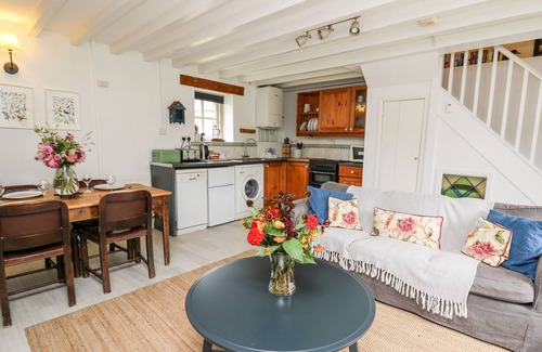 Llandeilo Cabaña | OTTERS HOLT, pet friendly, character holiday cottage in Llandeilo