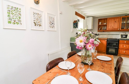 Llandeilo Cabaña | OTTERS HOLT, pet friendly, character holiday cottage in Llandeilo