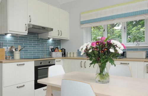 Littleham Cabaña | OTTERS LEAP, pet friendly, character holiday cottage in Bideford