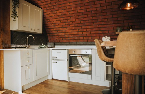 Rhayader Cabaña | OTTERS VIEW, pet friendly, character holiday cottage in Rhayader