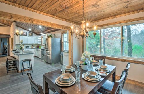 Otto Casa | Otto Home with Fire Pit, Tree House and Hot Tub!