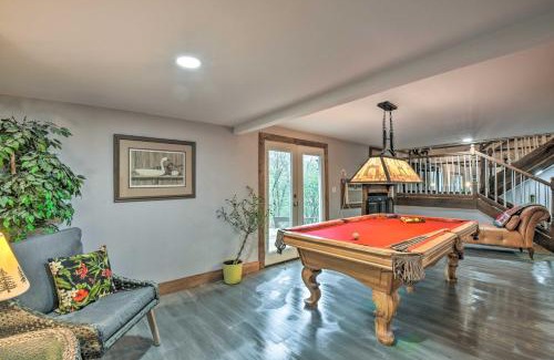 Otto Casa | Otto Home with Fire Pit, Tree House and Hot Tub!