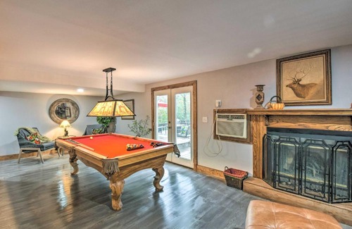 Otto Casa | Otto Home with Fire Pit, Tree House and Hot Tub!