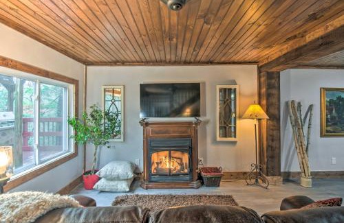 Otto Casa | Otto Home with Fire Pit, Tree House and Hot Tub!