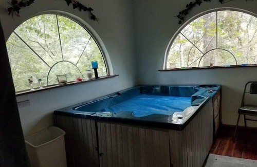 Pencil Bluff Casa | Romántica cabaña Rose Ouachita con bañera de hidromasaje en las montañas Ouachita, Arkansas